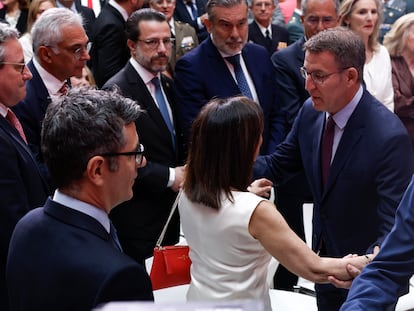 Alberto Núñez Feijóo saluda a la ministra Margarita Robles en presencia de Félix Bolaños y bajo la mirada miembros del Gobierno de Díaz Ayuso, esta mañana durante el acto central de la fiesta del Dos de Mayo en Madrid.