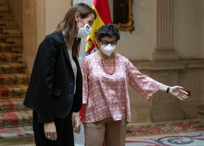 La ministra de Exteriores, Arancha González Laya (derecha), con su homóloga belga, Sophie Wilmés, este miércoles en Madrid.