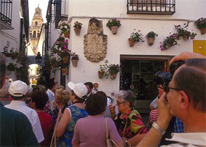 Visitantes en la judería cordobesa, en el entorno de la mezquita omeya.