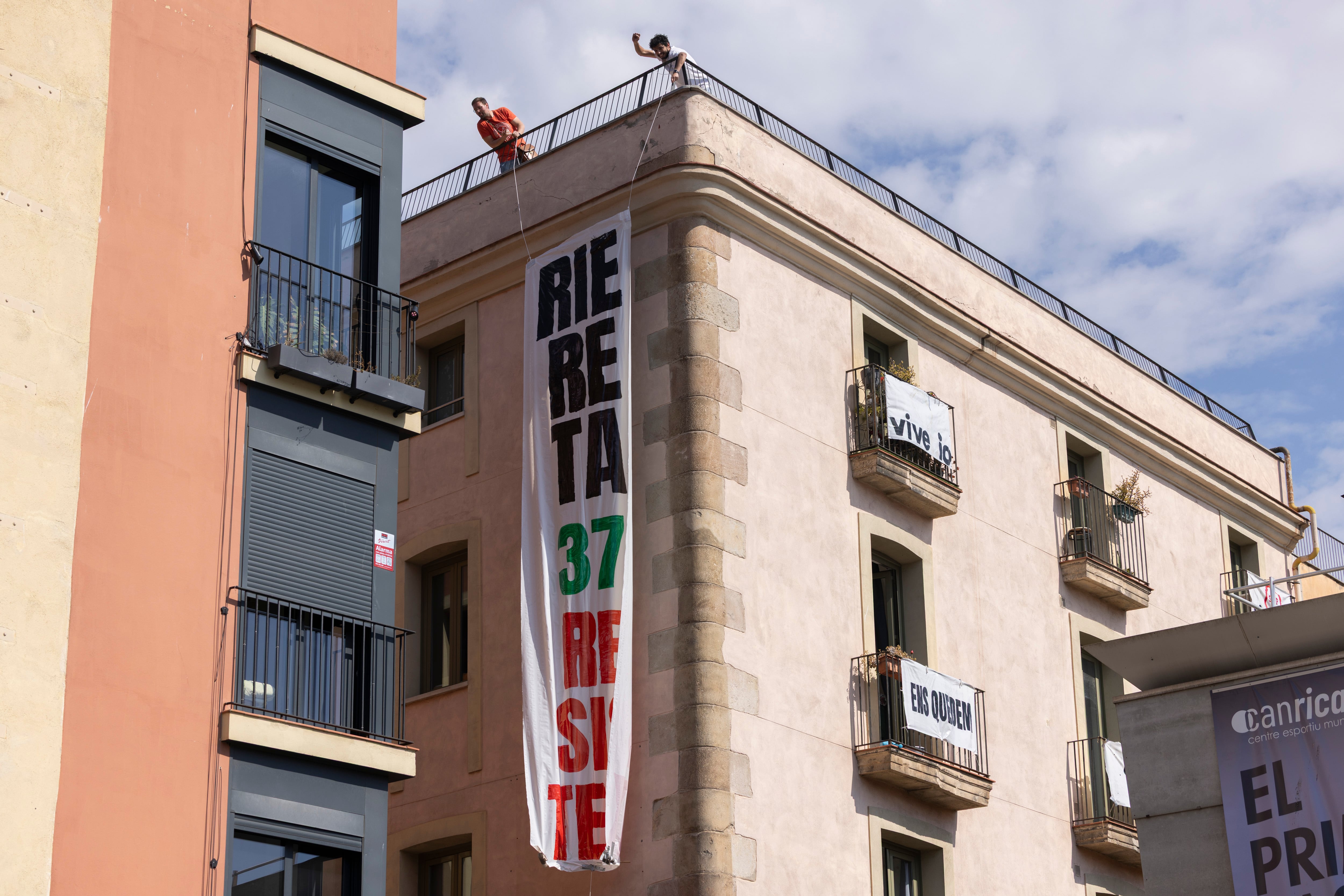 Un grupo de activistas despliega una pancarta en el inmueble.