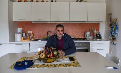 Stefano D'Ignazio, en el salón de su casa provisional en L'Aquila.