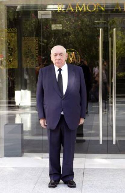El presidente del El Corte Inglés, Isidoro Álvarez, posa a su llegada a la junta general de accionistas, en la que se darán a conocer los resultados económicos del año 2012.