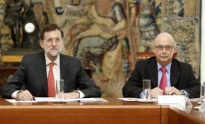 El presidente del Gobierno, Mariano Rajoy (i), acompañado por el ministro de Hacienda, Cristóbal Montoro. EFE/Archivo