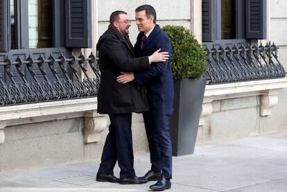 El presidente del Gobierno en funciones, Pedro Sánchez (derecha), saluda al presidente de Asturias, Adrián Barbón, a su llegada este martes al Congreso de los Diputados.