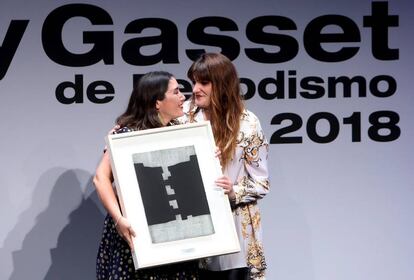 Inger Díaz Barriga (izquierda) recoge el premio a Mejor Trabajo Multimedia por el podcast 'Mejor vete, Cristina' de manos de Rozalén.