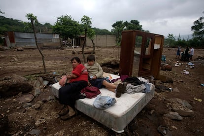 Una mujer y su hijo permanecen en una cama tras el paso de la tormenta tropical Agatha, que ha causado más de 90 muertos en Guatemala.