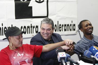 Miwa Buene (derecha), durante la rueda de prensa junto a su mujer, Mirella, y el presidente del Movimiento contra la Intolerancia, Esteban Ibarra.