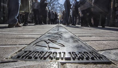 Placa en el suelo en homenaje a las víctimas