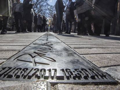 Placa en el suelo en homenaje a las víctimas