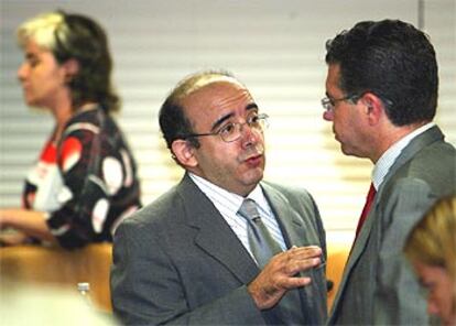 José Luis Balbas, líder de Renovadores por la Base, ayer con el presidente de la comisión, Francisco Granados.