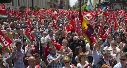 Manifestantes en la Plaza Nueva de Sevilla.