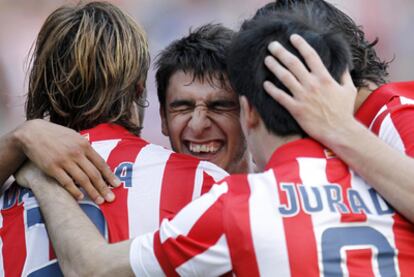 Los jugadores del equipo madrileño celebran uno de los goles