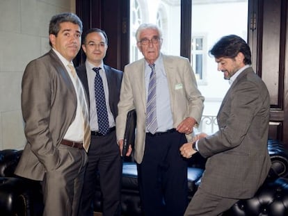 Daniel Osàcar, tercer per l'esquerra, extresorer de CDC i exadministrador de la fundació CatDem, al ‘Parlament’, el 2010.