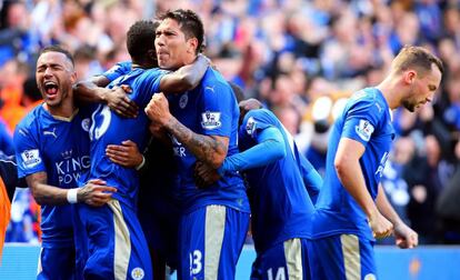Los jugadores del Leicester felicitan a Ulloa por su gol.