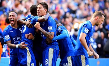 Los jugadores del Leicester felicitan a Ulloa por su gol.
