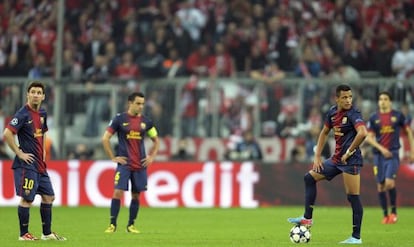 Messi Xavi y Alexis, tras encajar uno de los goles ante el Bayern.