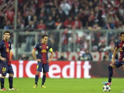 Messi Xavi y Alexis, tras encajar uno de los goles ante el Bayern.