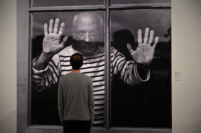 Un visitante ante una fotografía de Robert Doisnau de la exposición 'Picasso, la mirada del fotógrafo', en el Museo Picasso de Barcelona.