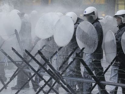 Agricultores roc&iacute;an con leche a agentes de polic&iacute;a antidisturbios 