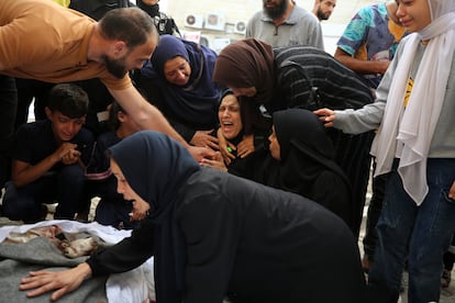 Mujeres lloran ante el cuerpo de un familiar muerto en un ataque israelí, en la morgue del hospital Al Aqsa de Deir Balah, en el centro de la franja de Gaza, este lunes.
