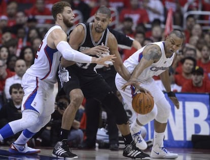Duncan protege el balón de Griffin y Foye, de los Clippers.