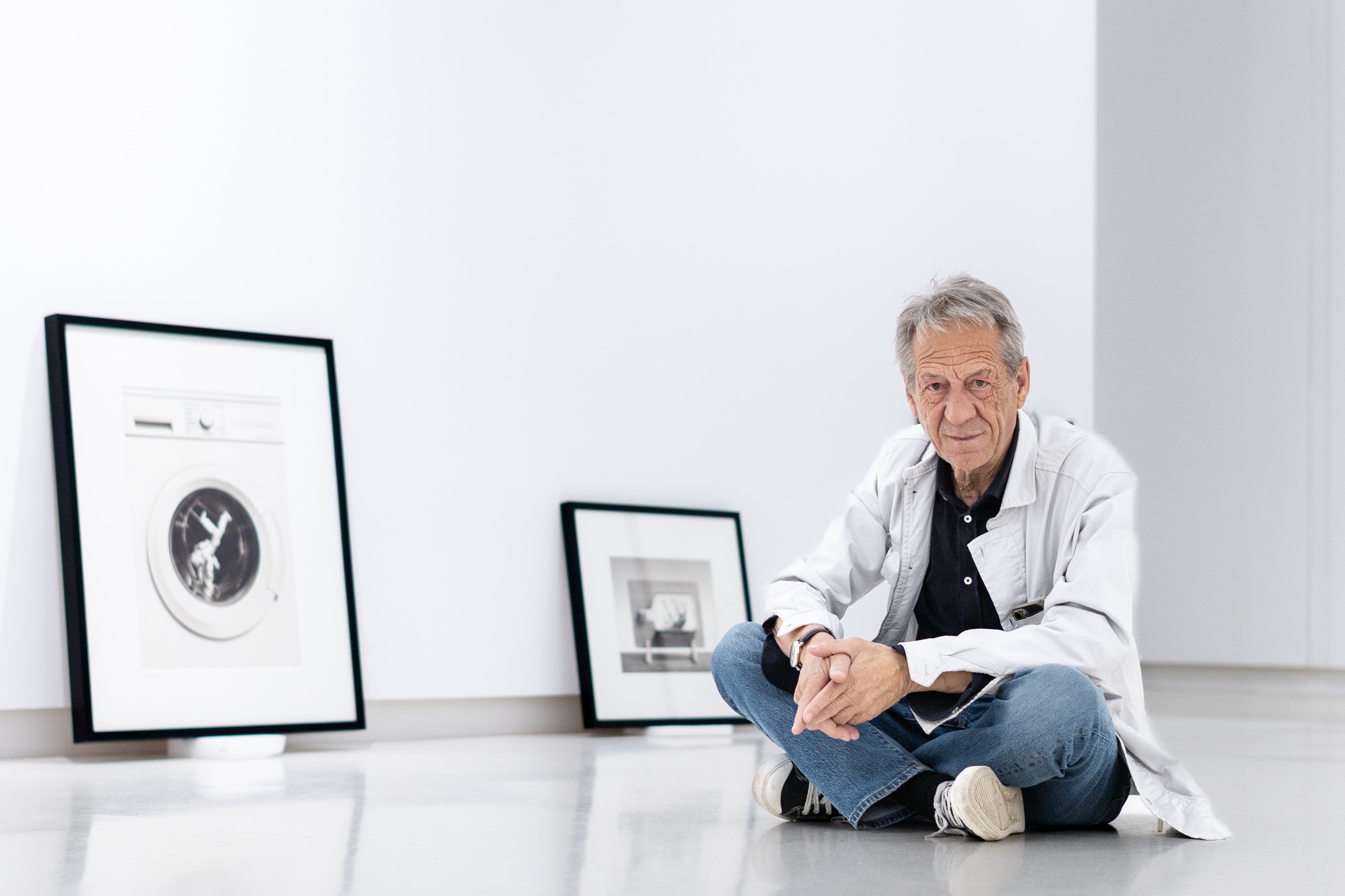 Chema Madoz, fotógrafo: “Ser un bicho raro me ha servido de acicate”