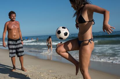 En la foto una pareja juega al fútbol en Ipanema el pasado 30 de enero.