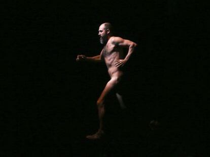 Ensayo de una obra de teatro y danza En el desierto.