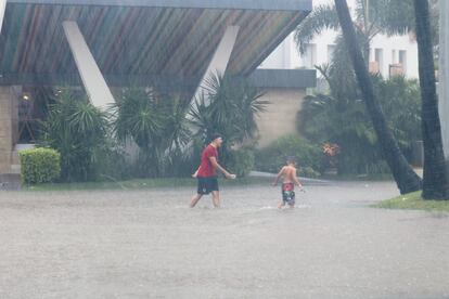 La Comisión Nacional del Agua (Conagua) informó de que los remanentes de ‘Nora’ provocarán lluvias muy fuertes e intensas en los Estados de Nayarit, Sinaloa, Durango y Chihuahua. En la imagen, dos jóvenes caminan a través de una calle inundada en Mazatlán, Sinaloa.