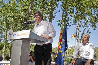 El presidente de la Generalitat, Carles Puigdemont (i), junto al cabeza de lista de CDC, Francesc Homs.