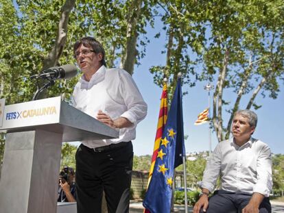 El president de la Generalitat, Carles Puigdemont (i), junt amb el cap de llista de CDC, Francesc Homs.