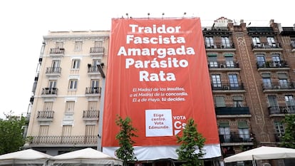 Pancarta de Cs en una fachada de la zona de Felipe II, en el centro de Madrid.