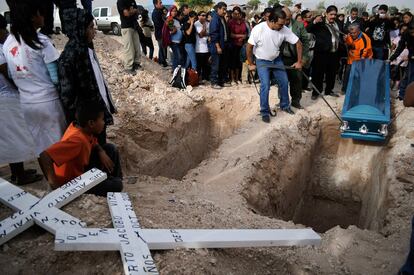 El ataúd con los restos de Roberto Jacobo Vital reciben sepultura en el cementerio de Ciudad Juárez.