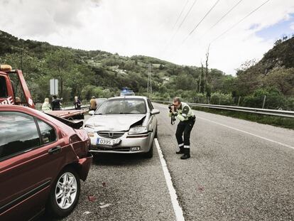 El agente Miguel fotografía los restos del accidente antes de que nadie mueva nada. Esas imágenes de la posición de los coches serán clave en la investigación.