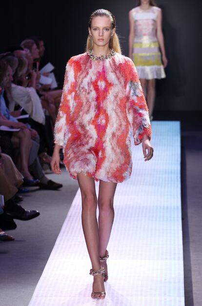 El italiano Giambattista Valli present ayer su coleccin de primavera/verano 2012. En ella se notaba con fuerza la incursin del dise?ador en la alta costura. El pasado mes de julio, Valli debut en este oficio artesano que tanto se adapta a su sensibilidad y tambin a la de su clientela.