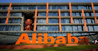 Logotipo de Alibaba en la sede de la compañía en la ciudad de Hangzhou, en China.