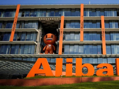 Logotipo de Alibaba en la sede de la compañía en la ciudad de Hangzhou, en China.