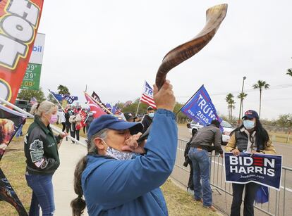 Una partidaria de Donald Trump toca un 'shofar' mientras espera la llegada del presidente cerca del aeropuerto internacional Miller en McAllen, Texas.