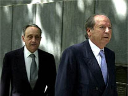 El constructor Josep LLuis Nuñez, seguido de su abogado J. Pique Vidal, a su llegada a los juzgados de Barcelona.