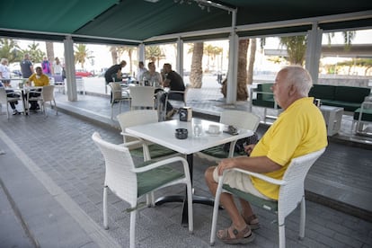 La fase 1 arranca este lunes en las islas canarias de El Hierro, La Graciosa y La Gomera y de la isla balear de Formentera, mientras que en el resto del territorio español comienza la fase 0. En la imagen, varios clientes en una terraza de La Gomera.