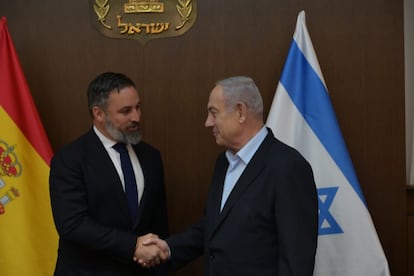 El presidente de Vox, Santiago Abascal (izquierda), durante su reunión con el primer ministro israelí, Benjamín Netanyahu, este martes en Jerusalén.