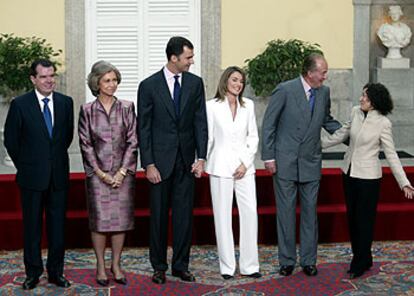 Los Reyes y el Príncipe con Letizia Ortiz y sus padres, Jesús Ortiz y Paloma Rocasolano, el día de la petición de mano en el palacio de El Pardo.