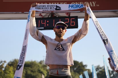 Caleb Olson celebra la victoria.