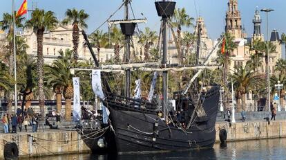 La r&eacute;plica de la nao Victoria, fondeada ayer en el puerto de Barcelona. 