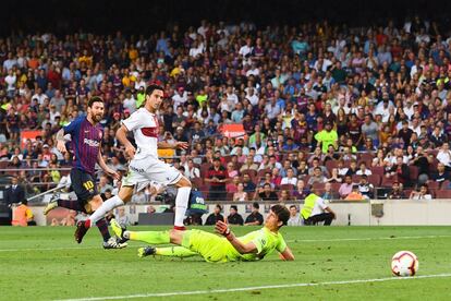 Lionel Messi marca el sexto gol al Huesca.