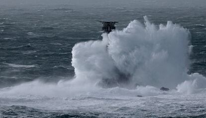 Fuertes olas rompen sobre el faro de Drakkar cerca de Lands End, el 12 de febrero de 2014.