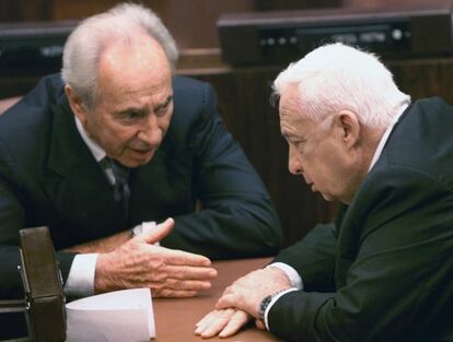 Peres habla con Ariel Sharon en 2001.