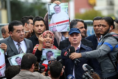 La Nobel de la Paz yemení Tawakkol Karman, en una protesta en Estambul por la desaparición del periodista saudí Jamal Khashoggi, en octubre de 2018.