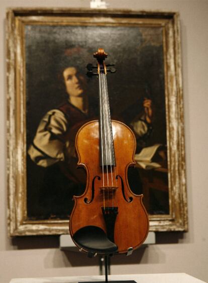 Violín fabricado hace 300 años por Antonio Stradivari, subastado por Christie&#39;s en Nueva York.