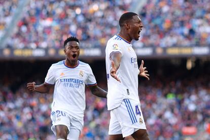 David Alaba (derecha) celebra con Vinicius el gol del Real Madrid contra el FC Barcelona.